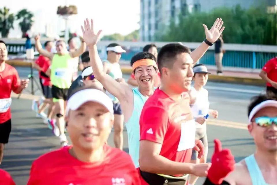 https, 都市的蓬勃, 跑一场马